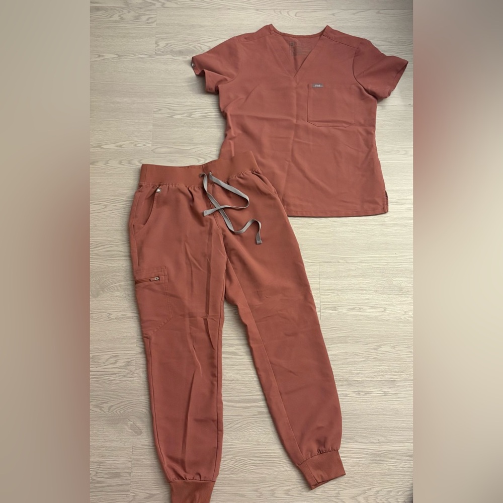 Figs Set Mauve Catarina Petite Scrub Top & Mauve Zamora Jogger Scrub Pant